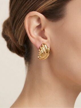 Vintage 80s Elegant Gold Tone Shell Earrings